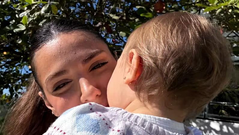 Jade Magalhães, esposa de Luan Santana, se derrete com carinho da filha