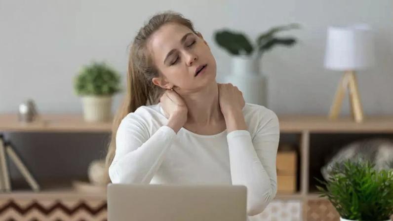 Fazer pausas regulares e cuidar da postura são medidas que ajudam a prevenir dores nas costas durante o trabalho
