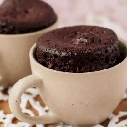 Bolo de caneca no micro-ondas é opção prática e rápida