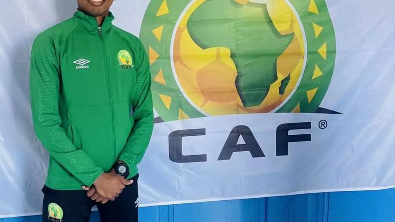 Omar Artan, árbitro da Somália, em foto com a bandeira da CAF