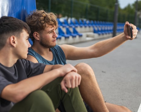 Frame mogging … who looks better in the selfie?
