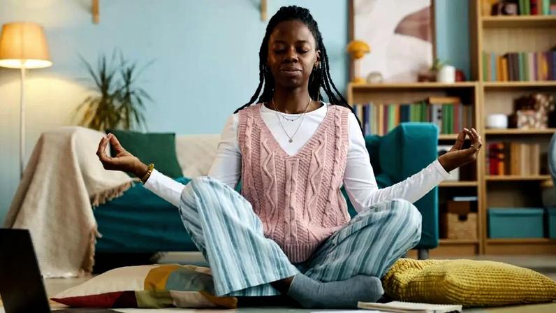 Manter o equilíbrio entre os estudos e os momentos de descanso é essencial para aliviar a ansiedade pré-vestibular