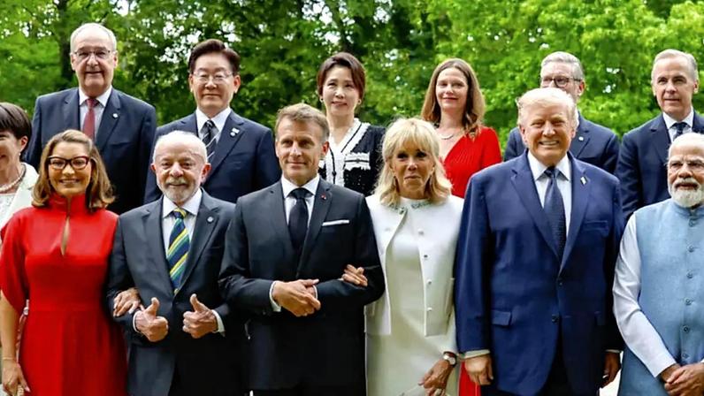 Líderes do G7 e países convidados participam de jantar de gala da cúpula de Évian. Na frente, Luiz Inácio Lula da Silva (à esq.) e Janja da Silva posicionam-se ao lado de Emmanuel Macron e Brigitte, Donald Trump e Narendra Modi. (16/06/2026)
