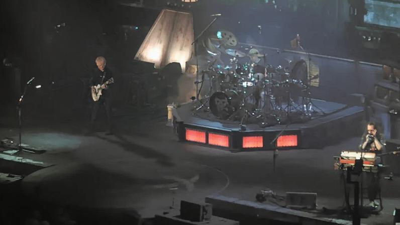 Rush surpreende fãs com “New World Man” e toca "Moving Pictures" completo em Los Angeles