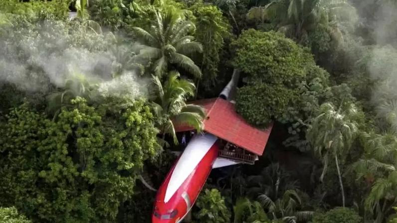 Boeing abandonada na floresta costa-riquenha vira hotel turístico