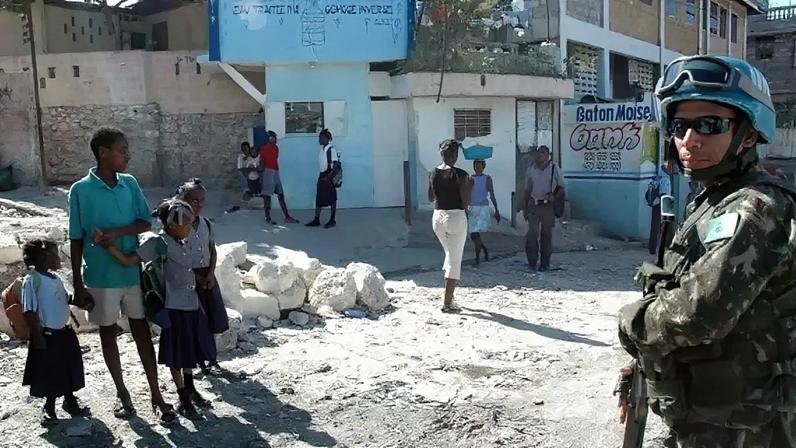 Moradores de Camp Perrin após a passagem do furação Matthew, em 2016 –