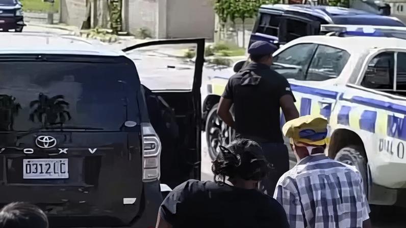 Policial jamaicano é indiciado por homicídio após mulher baleada em protesto