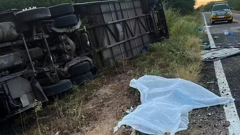 Ônibus com time de basquete capota em rodovia e deixa sete mortos no Ceará