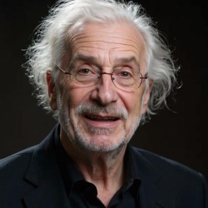 Frase de Einstein sobre felicidade permanece atual, usada por Arthur C. Brooks