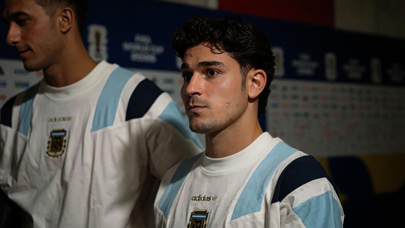 Julián Álvarez durante treinamento com a seleção da Argentina –