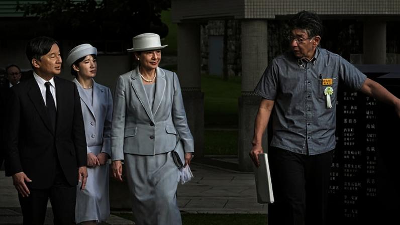 O imperador japonês Naruhito (à esq.) não teve filhos homens (Arquivo). — Foto: Pool for Yomiuri/AP Photo/picture alliance via DW