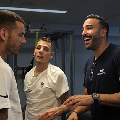 Campeão mundial de 2018, Adil Rami visita concentração da França