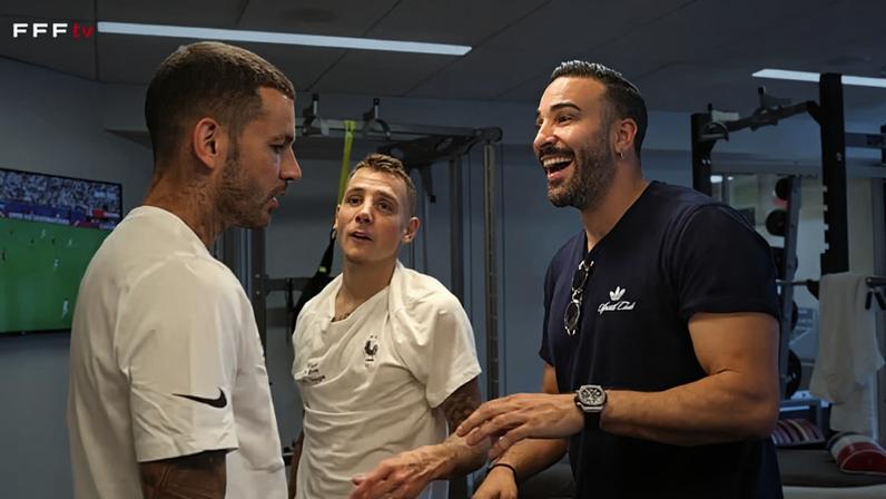 Campeão mundial de 2018, Adil Rami visita concentração da França