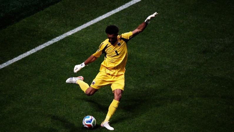 Goleiro da seleção africana foi o principal destaque do empate em 0 a 0 com uma das favoritas a vencer o Mundial e virou ‘febre’ nas redes sociais