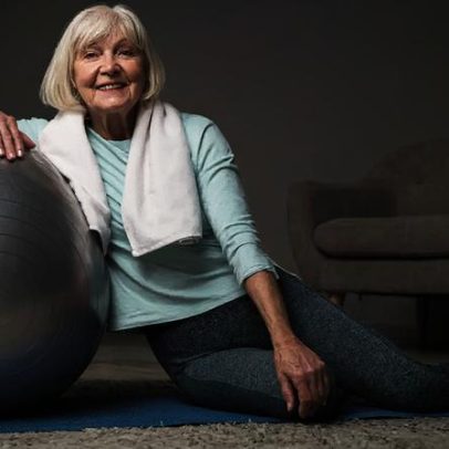 Pilates com toalha fortalece músculos na menopausa