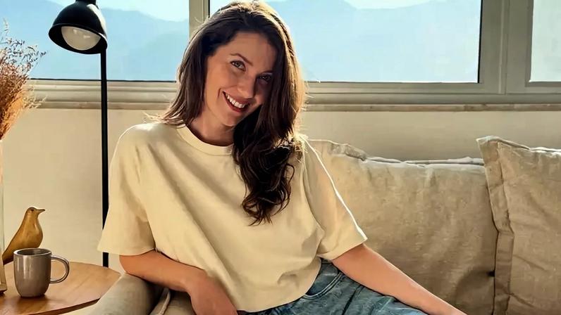 Fantasma tem casa? Chão de taco, paredes claras e janelas antirruído: Nathalia Dill, a Francesca de 'Quem Ama Cuida', mora em apartamento minimalista clean.