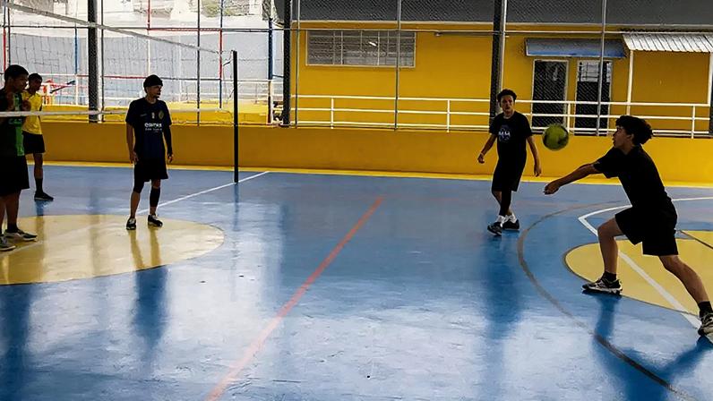 EMEF Fernando de Azevedo faz parte do Programa Escola Aberta; especialistas apontam que programas que aproximam escolas da comunidade não podem ser ações isoladas.