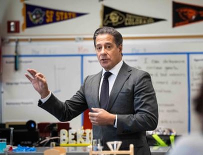 Superintendente das escolas de Los Angeles renuncia após mandados de busca do FBI
