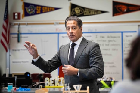 Superintendente das escolas de Los Angeles renuncia após mandados de busca do FBI