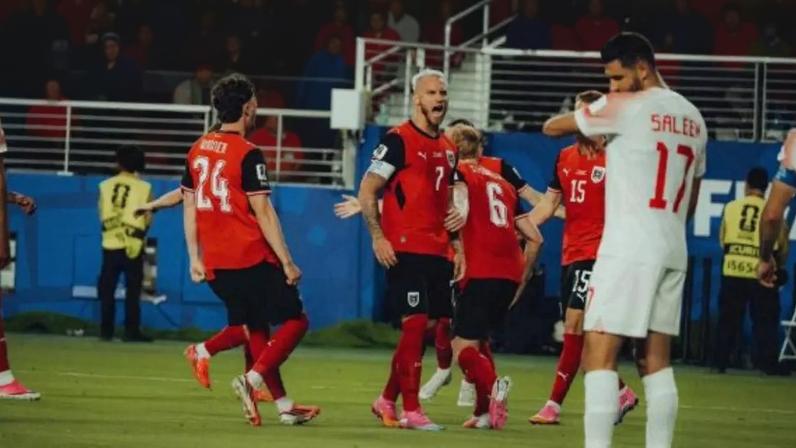Schmid vibra intensamente após fazer o primeiro gol da Áustria .