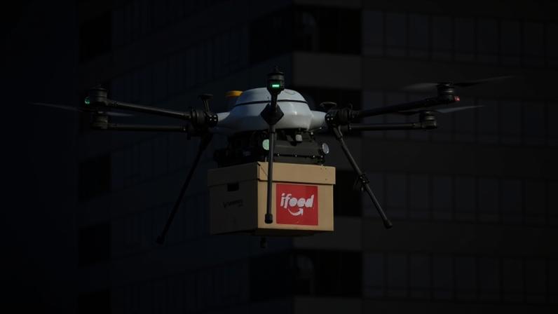 Drone da iFood transporta encomenda, representando a expansão do delivery aéreo para a Grande São Paulo, focado em rotas complexas - (crédito: Divulgação)