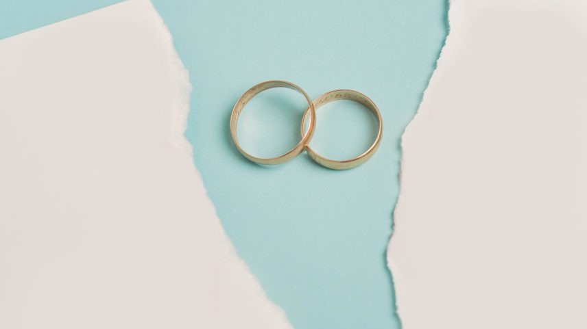 Anéis de casamento simbolizam a união que muitos casais maduros reavaliam em busca de nova felicidade, no contexto do divórcio grisalho - (crédito: Freepik)