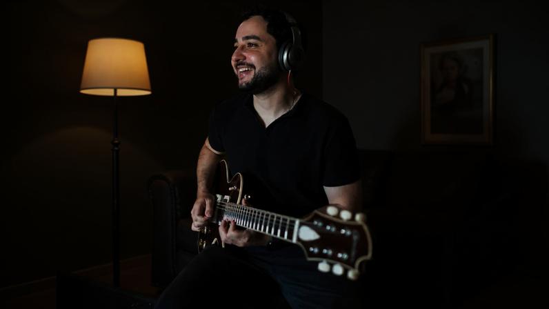 Heber Nunes, campeão do Guitar Pool Brasil, em registro que ilustra sua paixão pela guitarra - (crédito: Divulgação)