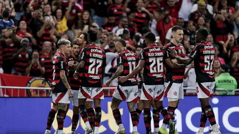 Jogadores do Flamengo cumprimentam Arrascaeta após meia marcar um gol contra o Fortaleza (Foto: Gilvan de Souza/Flamengo)