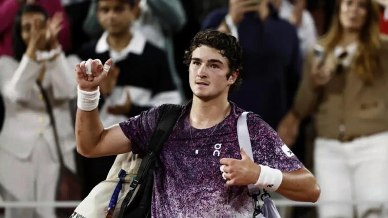 Brasileiro foi superado por 3 sets a 0 no Grand Slam francês