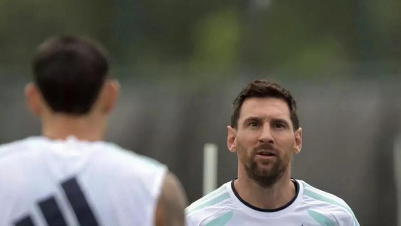 Messi durante treino com a Argentina em Kansas City, em 13 de junho de 2026. Argentina estreia nesta terça na Copa.