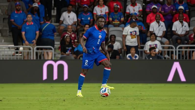 Uniforme da seleção do Haiti com detalhe de bandeira