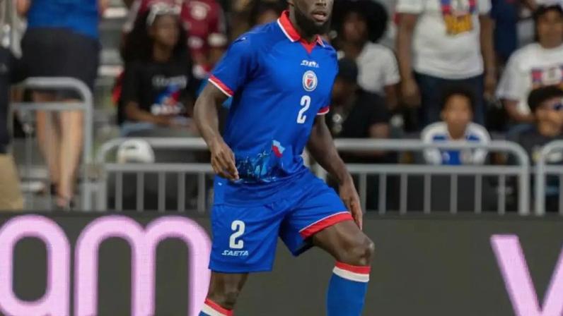Uniforme da seleção do Haiti com detalhe de bandeira