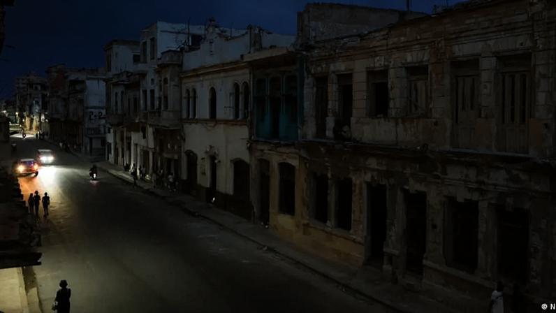 Ruas de Havana ficam regularmente sem iluminação em meio à escassez de energia e de recursos em Cuba