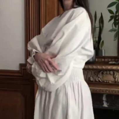 Anne Hathaway anuncia terceira gravidez em vídeo emocionante