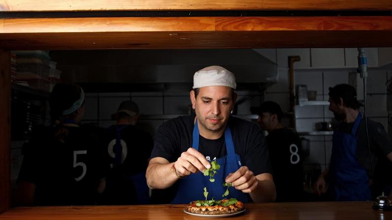 Mariano Ramón na cozinha do Gran Dabbang, restaurante preferidos dos chefs argentinos