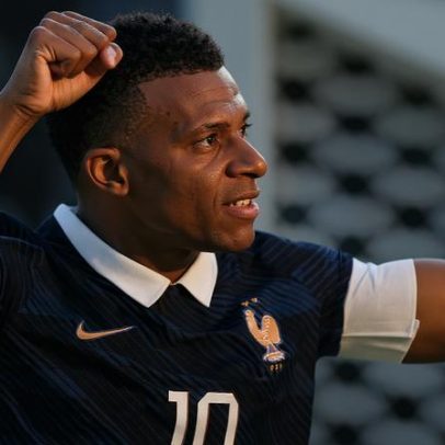 Mbappé guarda bola da final de 2022 assinada por Messi