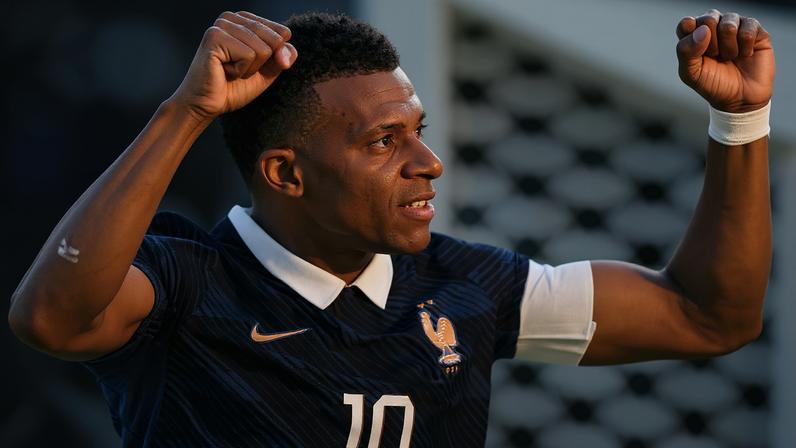 Mbappé guarda bola da final de 2022 assinada por Messi