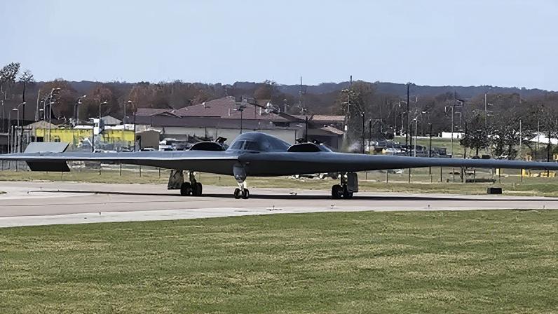 Um bombardeiro furtivo B-2 Spirit taxia para a pista da Base Aérea de Whiteman, no estado americano do Missouri em 2022