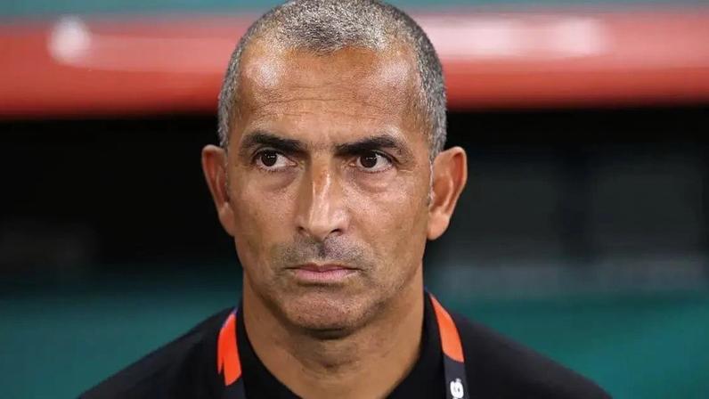 Técnico Sabri Lamouchi foi demitido após goleada sofrida pela Tunísia na estreia contra a Suécia