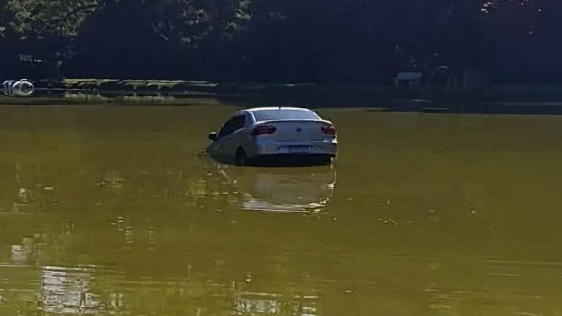 Ajuda pra recuperar carro do Domenique que caiu no lago