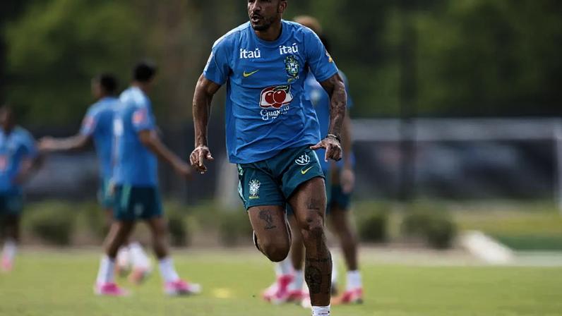 Danilo Silva em campo no amistoso contra o Egito –