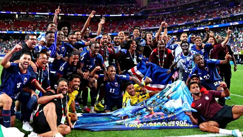 Delegação de Cabo Verde celebra a classificação, que parecia impensável no início da competição, para a próxima fase da Copa do Mundo.