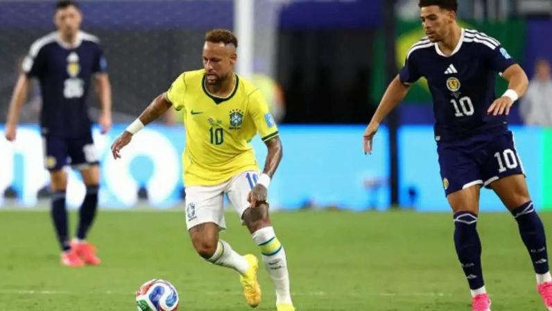 Neymar durante treinamento da Seleção Brasileira –