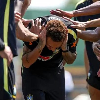 Neymar participa de treino com bola da Seleção e é batizado por colegas