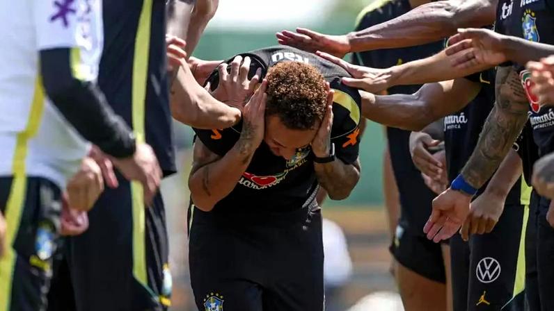 Neymar é batizado em treino da Seleção nos EUA