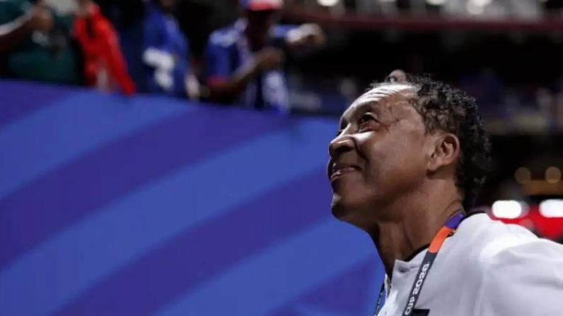 Bubista, técnico de Cabo Verde, observa com tranquilidade o comportamento do time no empate com a Espanha.