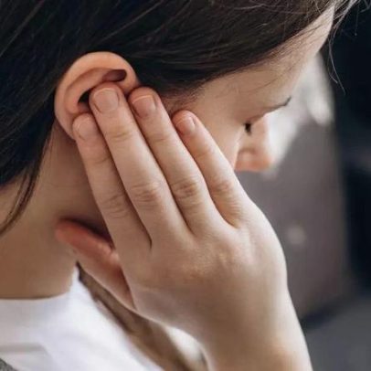 Uso de fones em volume alto representa risco real para a audição