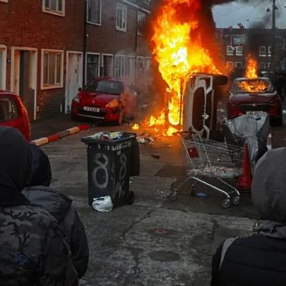 Protestos violentos emergem em Belfast após ataque com faca