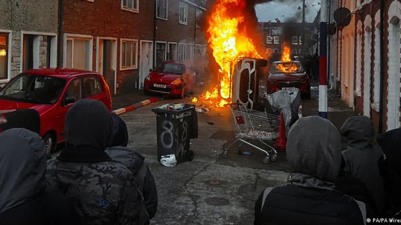 Manifestantes incendiaram edifícios e veículos e bloquearam estradas