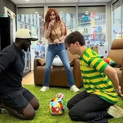 Torcedores recebem US$ 50 mil para assistir jogos da Copa em cubo de vidro